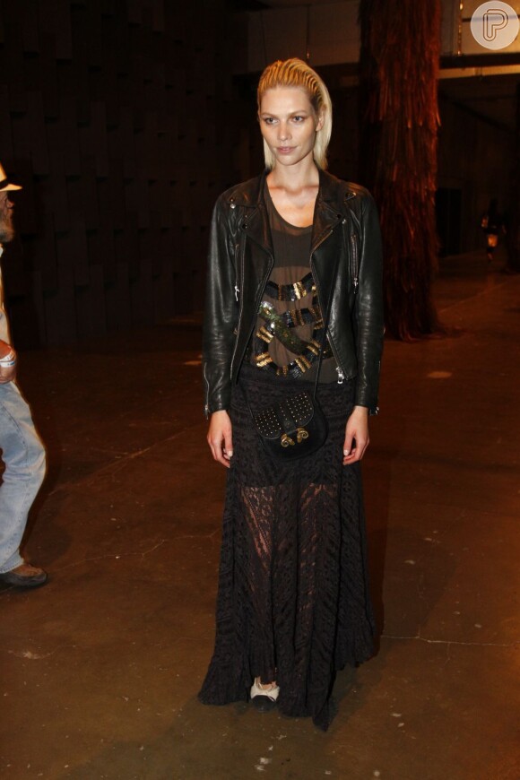 A modelo Aline Weber optou por um look preto com detralhes dourados