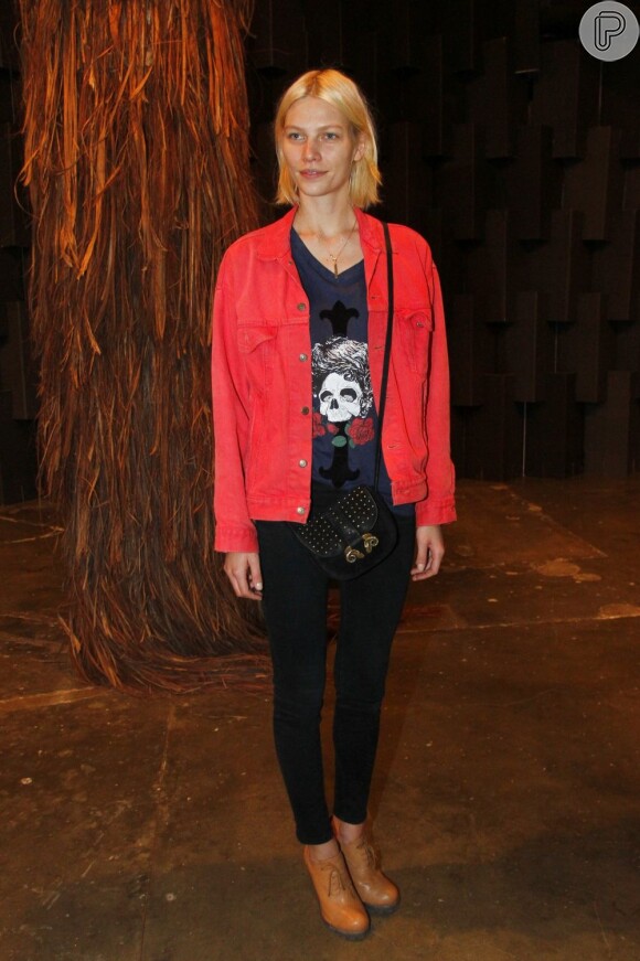 No segundo dia da SPFW, a modelo Karlie Kloss escolheu um look casual e jaqueta vermelha