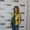Fernanda Lima optou por um look mais casual, com uma jaqueta dourada, para o segundo dia de desfile do SPFW