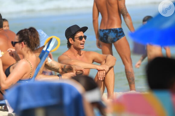 André Resende, ex-marido de Isis Valverde, aproveitou o dia de sol para renovar o bronzeado em praia carioca