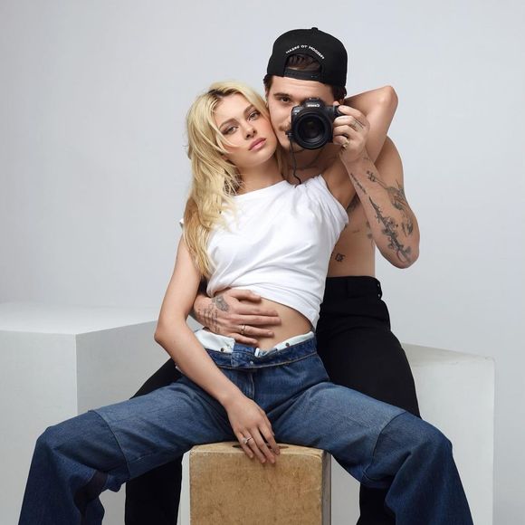 Nicola Peltz e Brooklyn Beckham estão juntos desde 2020 e se casaram na Flórida em cerimônia discreta