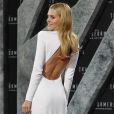 O vestido de noiva de Nicola Peltz tinha decote nas costas: a atriz é fã desse elemento em seus looks, como o longo usado por ela em lançamento de filme (foto).