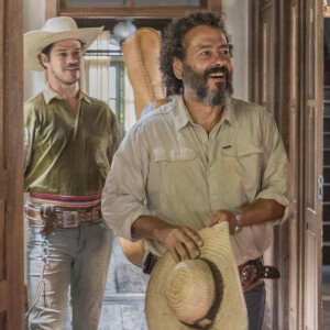 José Leôncio (Marcos Palmeira) incomoda o filho Tadeu (José Loreto) ao não nomeá-lo como administrador da fazenda na novela 'Pantanal'