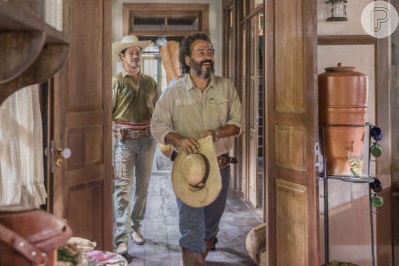 José Leôncio (Marcos Palmeira) incomoda o filho Tadeu (José Loreto) ao não nomeá-lo como administrador da fazenda na novela 'Pantanal'