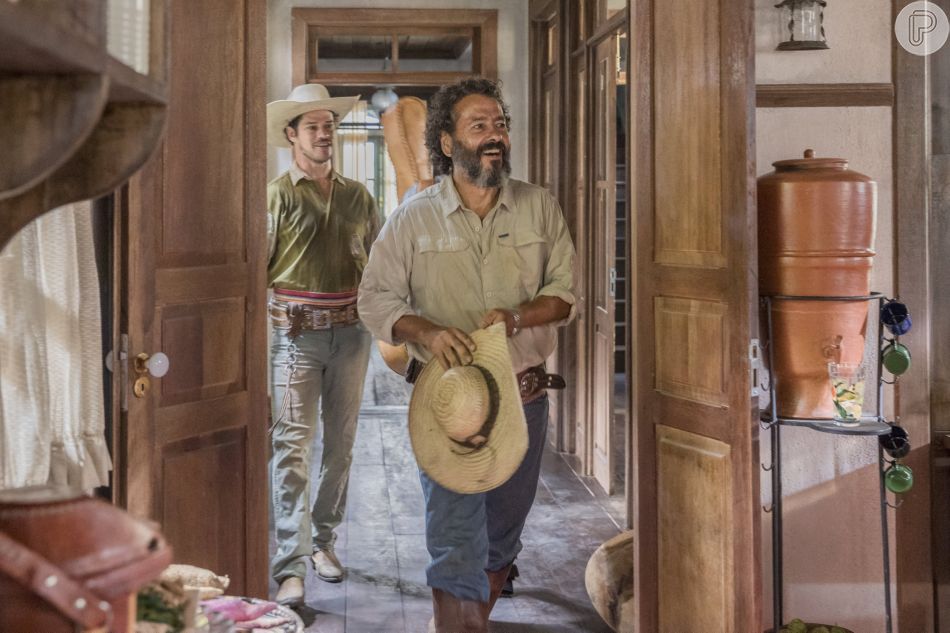 José Leôncio (Marcos Palmeira) incomoda o filho Tadeu (José Loreto) ao não nomeá-lo como administrador da fazenda na novela 'Pantanal'