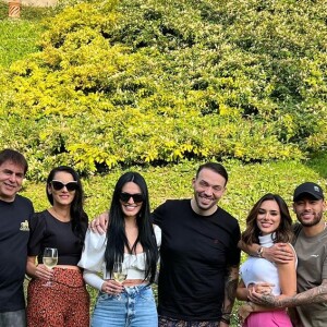 Na foto publicada por Bruna Biancardi, ela e Neymar aparecem abraçados ao lado de outros três casais