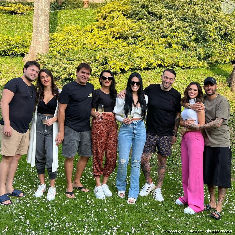 Na foto publicada por Bruna Biancardi, ela e Neymar aparecem abraçados ao lado de outros três casais