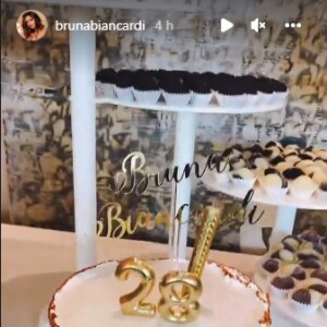 No Instagram, Bruna Biancardi mostrou a mesa com o bolo e docinhos especialmente para ela