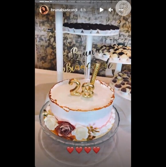 No Instagram, Bruna Biancardi mostrou a mesa com o bolo e docinhos especialmente para ela