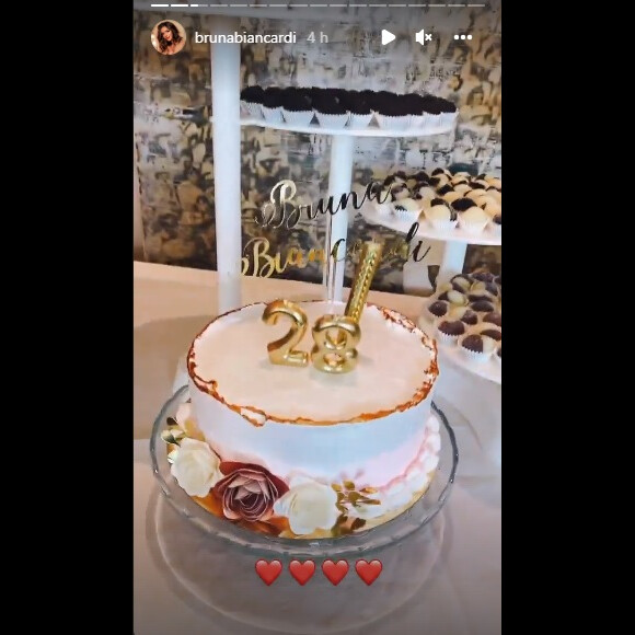 No Instagram, Bruna Biancardi mostrou a mesa com o bolo e docinhos especialmente para ela