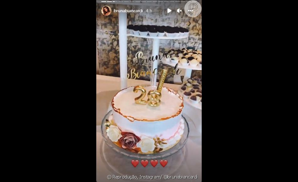 No Instagram, Bruna Biancardi mostrou a mesa com o bolo e docinhos especialmente para ela