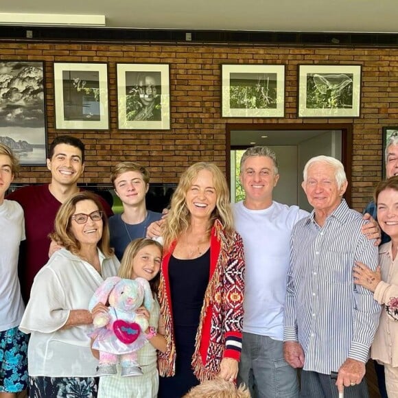 Pet de Angélica roubou a cena em foto com família da artista