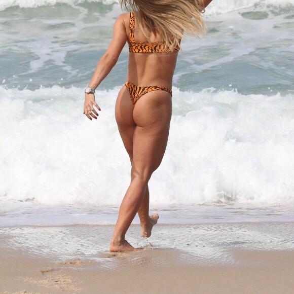 De biquíni, Gabi Martins parece ter aproveitado a presença do paparazzo para 'renovar o book'