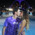 Giovanna Lancellotti e o empresário Gabriel David trocaram beijos na primeira noite de desfiles na Sapucaí