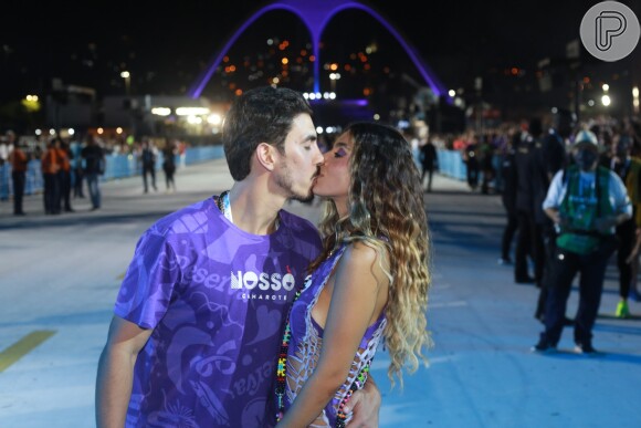 Giovanna Lancellotti e o empresário Gabriel David trocaram beijos na primeira noite de desfiles na Sapucaí