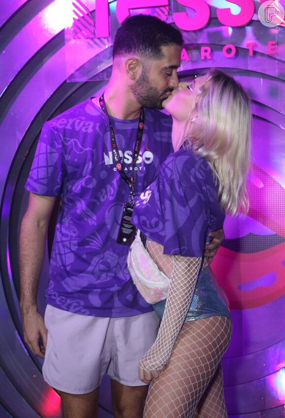Miguel Rômulo beijou a namorada, Francciny Castro, na primeira noite de desfiles na Sapucaí