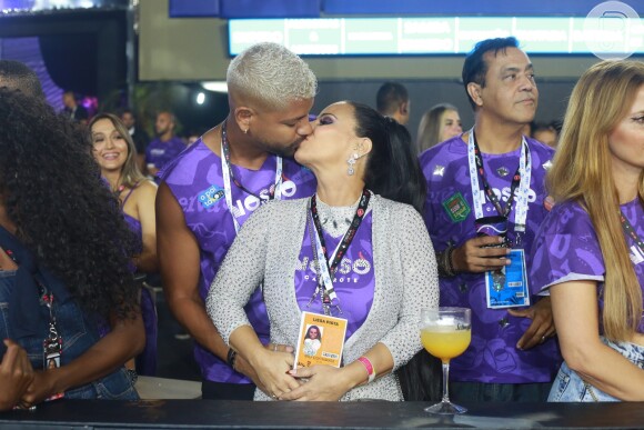 Viviane Araujo e Guilherme Militão trocaram beijos na primeira noite de desfiles na Sapucaí