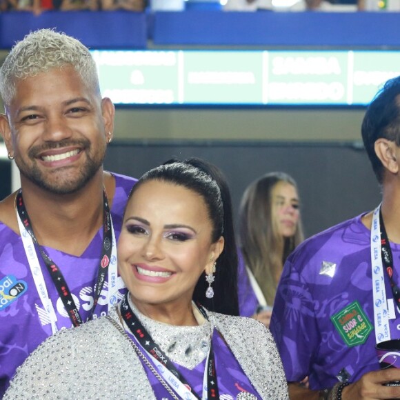 Grávida do primeiro filho, Viviane Araujo curtiu o primeiro dia dos desfiles ao lado do marido