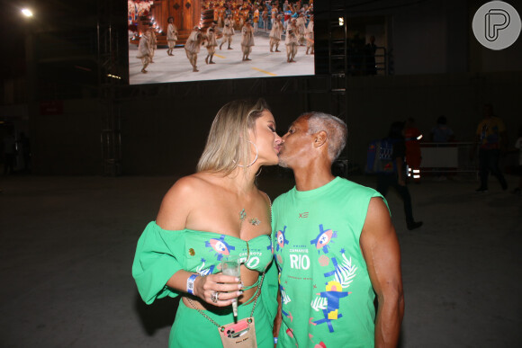 Romário e Marcelle Ceolin se beijaram na primeira noite de desfiles na Sapucaí