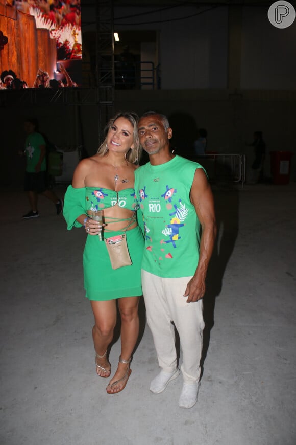 Romário e a namorada, Marcelle Ceolin, curtiram primeira noite de desfiles na Sapucaí