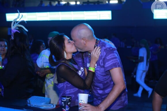 Alex Escobar e Thamine Leta se beijaram em camarote da Sapucaí