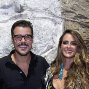 Joaquim Lopes e Marcella Fogaça também foram ao baile do Arara: a cantora usou meia-arrastão com hot pant