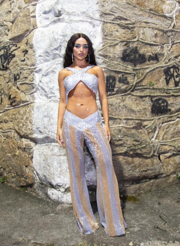 O look de Rafa Kalimann era inspirado na cantora pop Cher