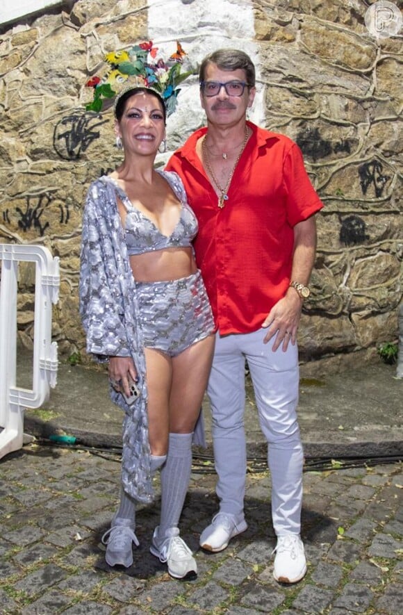 Thalita Rebouças elegeu look metalizado para o Baile do Arara: apresentadora e escritora foi com o marido, Renato Caminha