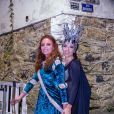Leilane Neubarth e a namorada, Gaia Maria, foram juntas e com looks azuis ao Baile da Arara