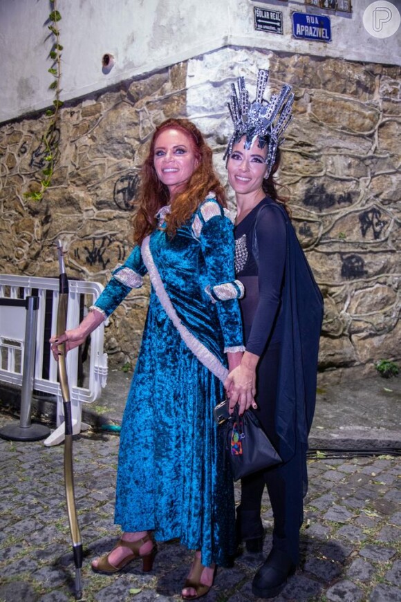 Leilane Neubarth e a namorada, Gaia Maria, foram juntas e com looks azuis ao Baile da Arara