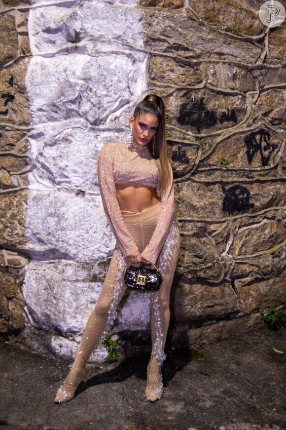 Laura Fernandes escolheu fantasia nude repleta de brilho para o Baile do Arara