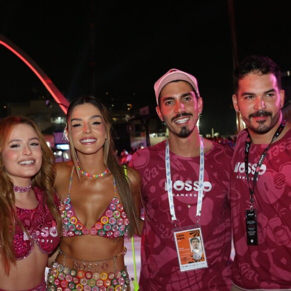 Larissa Manoela e Giovanna Lancellotti posam na Sapucaí com Gabriel David e exibem looks cheios de brilho e cor