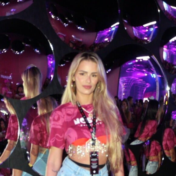 Yasmin Brunet apostou no clássico short jeans e combinou meia-calça com brilho para curtir festa de Carnaval