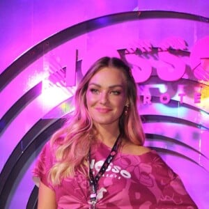 A ex-BBB Bárbara Heck curtiu a noite de Carnaval com a clássica pochete com lantejoulas 