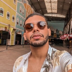 Vinícius, ex-BBB, raramente sorria em fotos e afirmou que, com lentes de contato, consegue sorrir