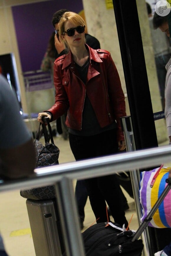 Mariana Ximenes usa jaqueta vermelha em 26/11/2012