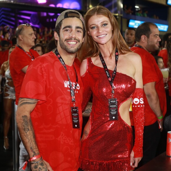 Pedro Scooby foi à Sapucaí assistir aos desfiles das escolas de samba do Grupo Especial