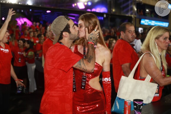 Pedro Scooby e Cintia Dicker trocaram beijos na Sapucaí