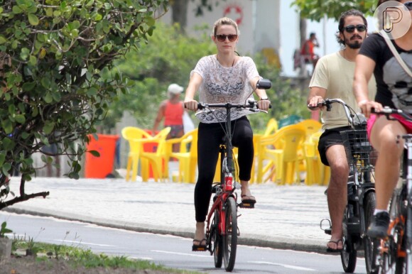 Bianca Bin, de 'Boogie Oogie', pedala com o marido, Pedro Brandão, no Rio