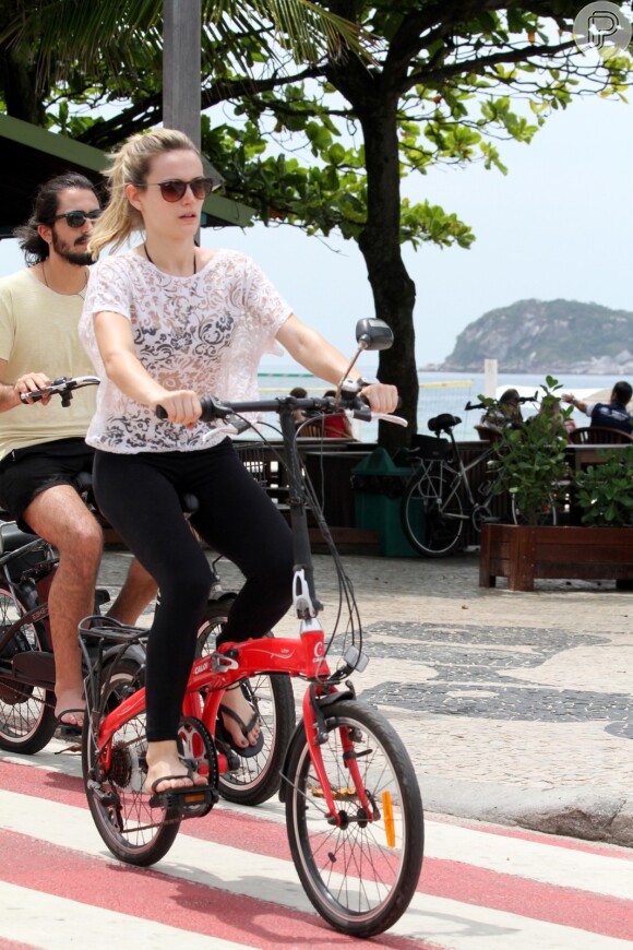 Bianca Bin, de 'Boogie Oogie', é clicada pedalando com o marido, Pedro Brandão, na folga das gravações da novela