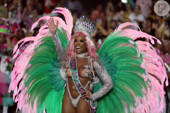 A rainha de bateria da Mangueira, Evelyn Bastos, usou peruca cor de rosa no desfile