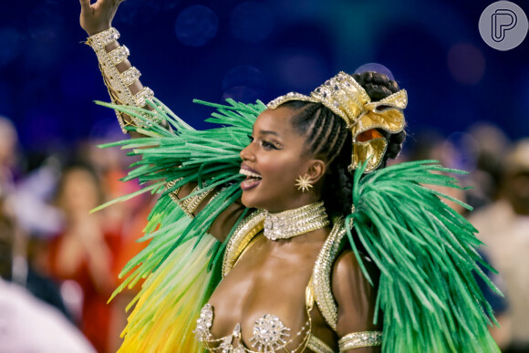 Carnaval 2022: Iza usou maquiagem iluminada e choker poderosa à frente da bateria da Imperatriz