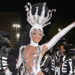 Erika Januza é a rainha de bateria da Viradouro e surgiu emocionada com o desfile de Carnaval