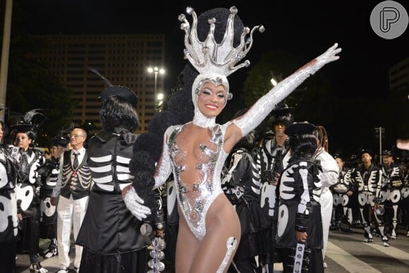 Erika Januza é a rainha de bateria da Viradouro e surgiu emocionada com o desfile de Carnaval
