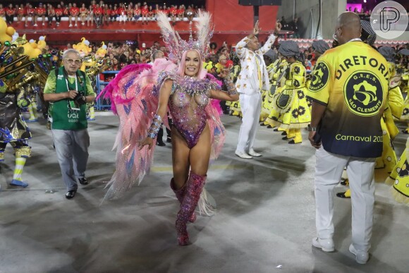 Raphaela Gomes surgiu em lok pink com penas e pedrarias representando Angel