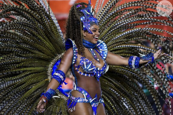 Carnaval do Rio: rainha de bateria da Portela, Bianca Monteiro usou look azul com costeiro poderoso