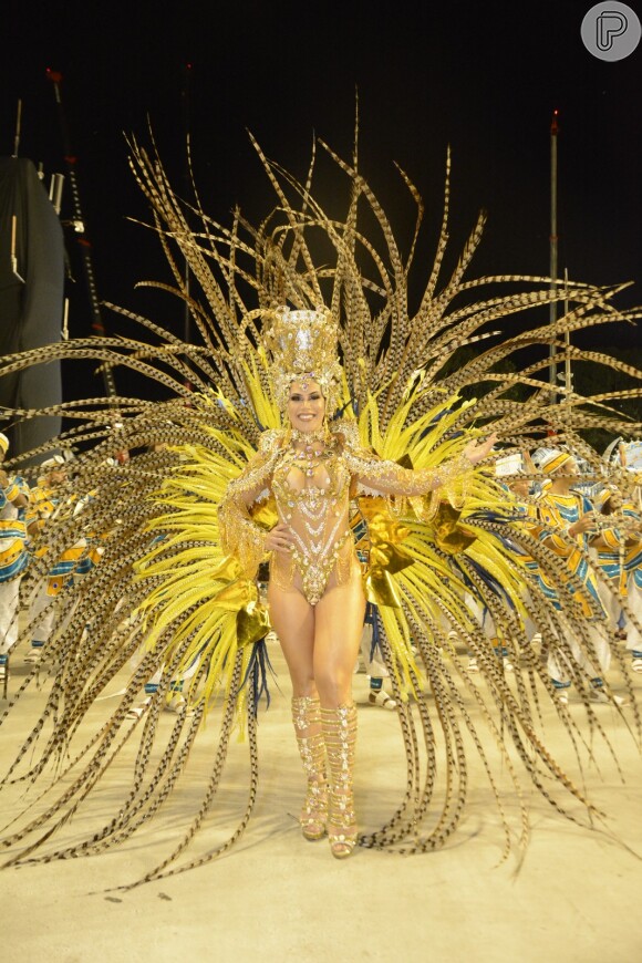No Carnaval da Paraíso do Tuiuti, a rainha de bateria foi Thay Magalhãe: ela usou look dourado poderoso