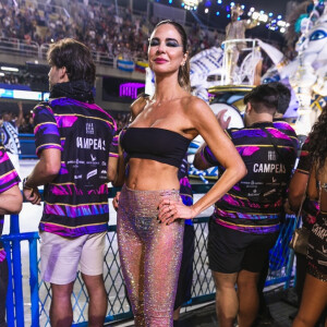 Luciana Gimenez usou calça transparente com muito brilho com um top no Camarote Allegria