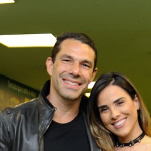 Marcus Buaiz posou com a mulher, Wanessa Camargo, em bastidor de show