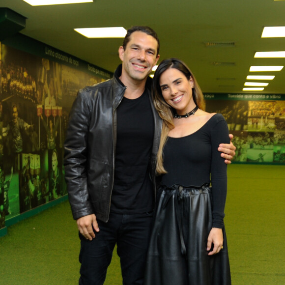 Marcus Buaiz posou com a mulher, Wanessa Camargo, em bastidor de show